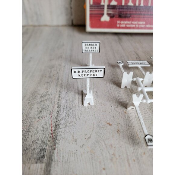 Lionel 0 and 027 Gauge Road Signs train accessory set - Picture 4 of 8